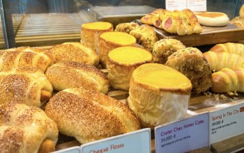 vi-sao-co-tiem-banh-ban-cuc-dong-khach-con-co-tiem-lai-mai-vang